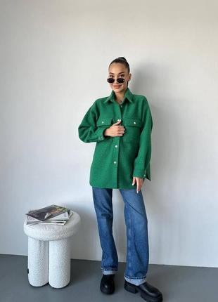 Женская теплая плотная шерстная куртка рубашка на кнопках с накладными карманами из шерсти букле цвет зеленый4 фото