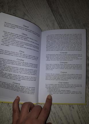 Книга англійською мовою companion planting text by brenda little6 фото