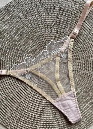 Найніжніші бежеві трусики стрінги з розкішною вишивкою