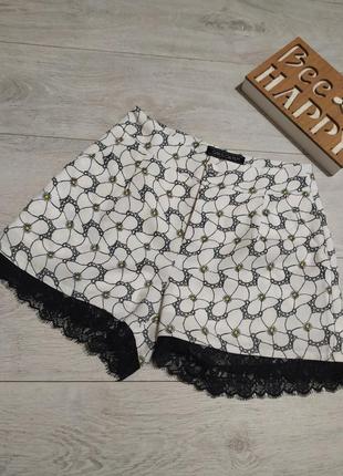 Літні шорти в квітковий принт.