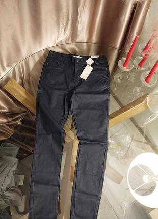 Матовые кожаные брюки с восковым напылением8 фото