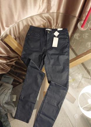Матовые кожаные брюки с восковым напылением3 фото