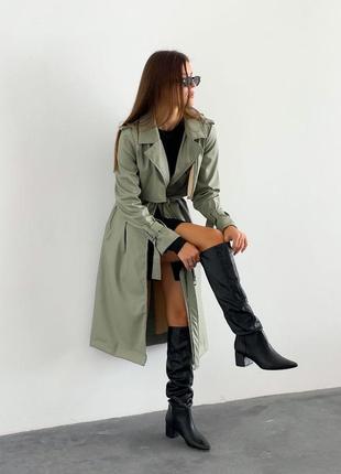 Женское демисезонное классическое пальто тренч универсального размера из экокожи оливкового цвета6 фото
