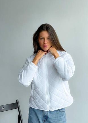 Удобная легкая женская демисезонная стеганая куртка бомбер актуальная короткая цвет белый1 фото