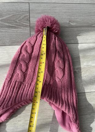 Вʼязана шапка з косами на флісі шапка для дівчики рожева зимова шапка з помпоном5 фото