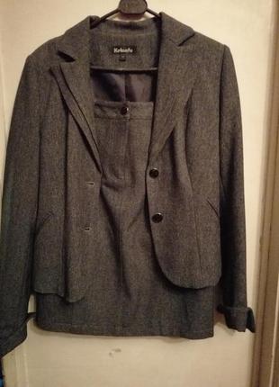 Класичний діловий костюм зі спідницею