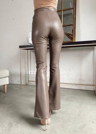 Бежевые молочные кожаные брюки лосины клеш1 фото