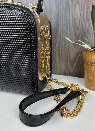 Маленькая женская сумочка каркасна с золотой застежкой. минисумка с цепочкой чёрный рабочий стол6 фото