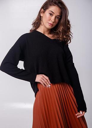 Светр в універсальному чорному кольорі