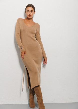 Платье женское вязаное в рубчик с разрезом миди темно-бежевое modna kazka mkar102034-2