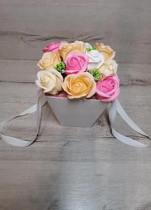 Чудовий букет з мильних троянд1 фото