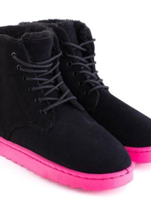 Стильные черные замшевые зимние ботинки на шнуровке модные с розовой подошвой3 фото