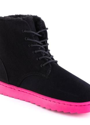 Стильные черные замшевые зимние ботинки на шнуровке модные с розовой подошвой4 фото