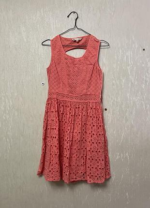 Летнее платье кораллового цвета с вырезом на спине