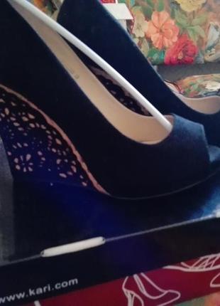 Изящные туфли с открытым носком.