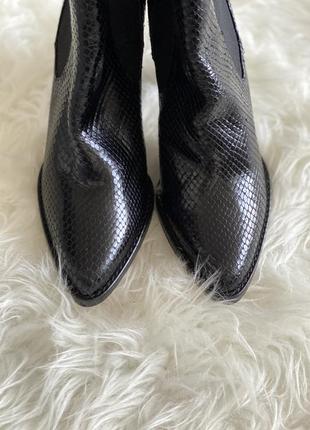 Казаки черного цвета в змеиный принт на удобных каблуках2 фото