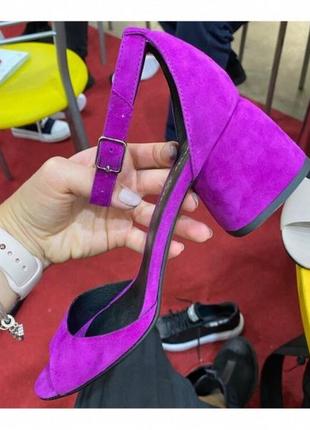 Женские замшевые фиолетовые босоножки на каблуке1 фото