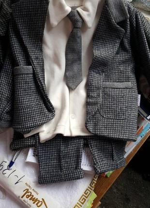 Костюм серый с пиджаком рубашка с галстуком брюки на мальчика 6 мес.