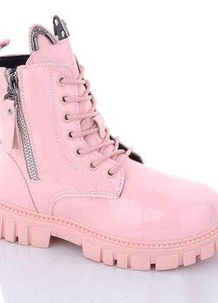 Розовые лакированные ботинки на тракторной подошве с ушками и на молнии1 фото