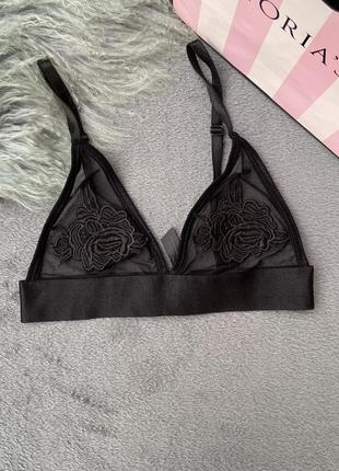 Бюстгальтер з аплікацією на чашечці