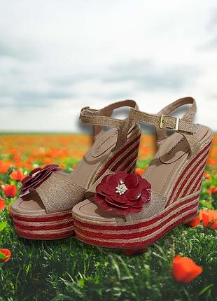 Симпатичные  босоножки на танкетке.  t. taccardi. размер 36.