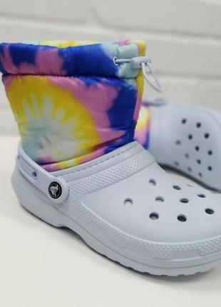 Зимние сапоги ботинки crocs classic lined neo puff tie dye boot