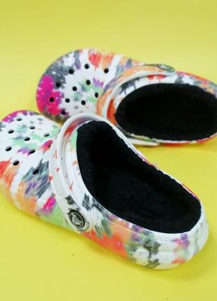 Утепленные мехом клоги crocs 
classic lined tiedye graphic clog, оригинал