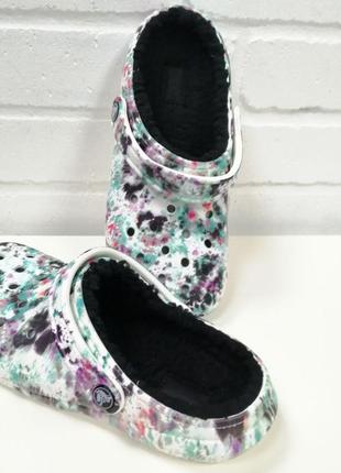 Утепленные мехом клоги crocs classic lined tie dye clog, оригинал