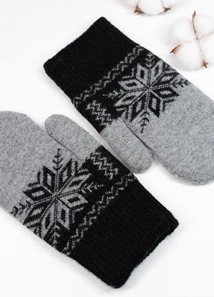 Черно-серые шерстяные варежки со снежинкой