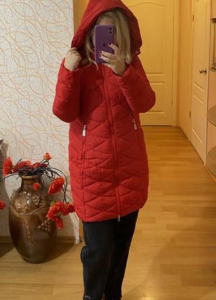 Куртка жіноча тепла червона (пуховик з капюшоном, курточка зимова подовжена)