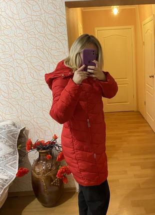 Куртка женская теплая красная (пуховик с капюшоном, курточка зимняя удлиненная)3 фото