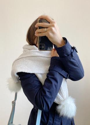 Білий молочний перламутровий велюровий шарф з хутряними помпонами