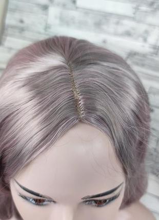 1877 парик із проділом сірий із рожевим 70 см хвилястим5 фото