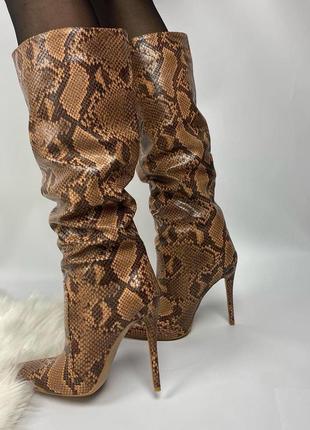 Нові жіночі черевики ботфорти на шпильці підборах чоботи сапоги сапожки осінні з гострим мисом носом  зміїний принт