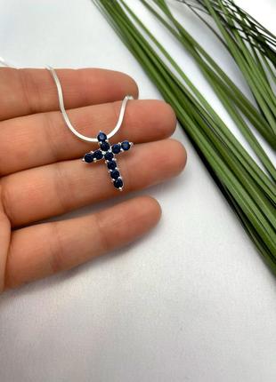 Срібний ланцюжок із хрестиком в подарунковій упаковці.