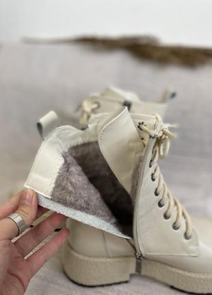 Ботинки женские зимние кожаные молочные на меху на шнурках на замке10 фото
