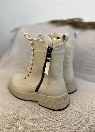 Ботинки женские зимние кожаные молочные на меху на шнурках на замке4 фото