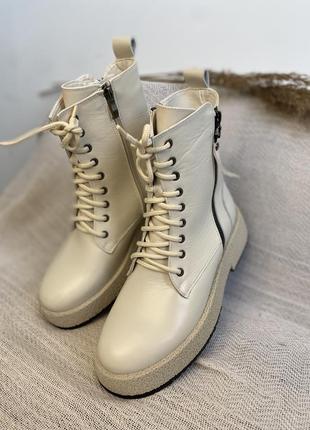 Ботинки женские зимние кожаные молочные на меху на шнурках на замке5 фото