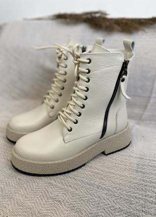 Ботинки женские зимние кожаные молочные на меху на шнурках на замке8 фото