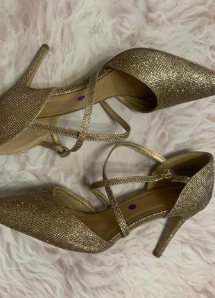 Золотистые блестящие туфли на каблуке3 фото