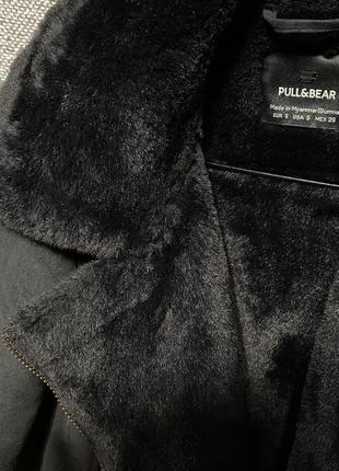 Дубленка черная укороченная от бренда pull & bear