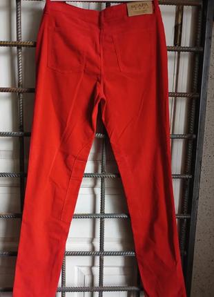 Scapa
яркие красные коттоновые джинсы2 фото