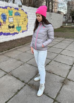 Микро пуховик the north face женский серый розовый осень зима