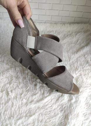 Комфортні босоніжки in step carl scarpa