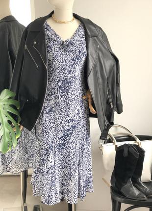 Актуальне базове біле із синім принтом плаття