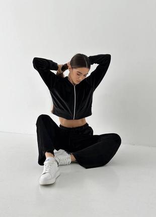 Велюровий жіночий костюм