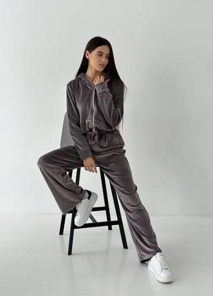 Велюровий жіночий костюм