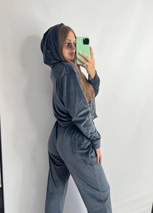 Велюровий жіночий костюм