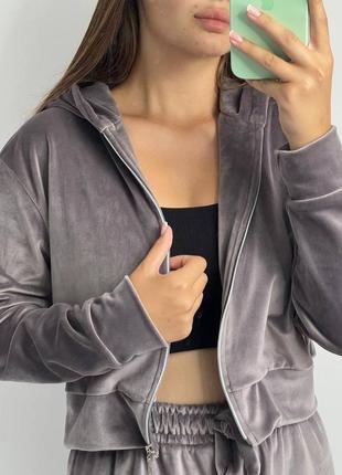 Велюровий жіночий костюм