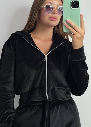 Велюровий жіночий костюм